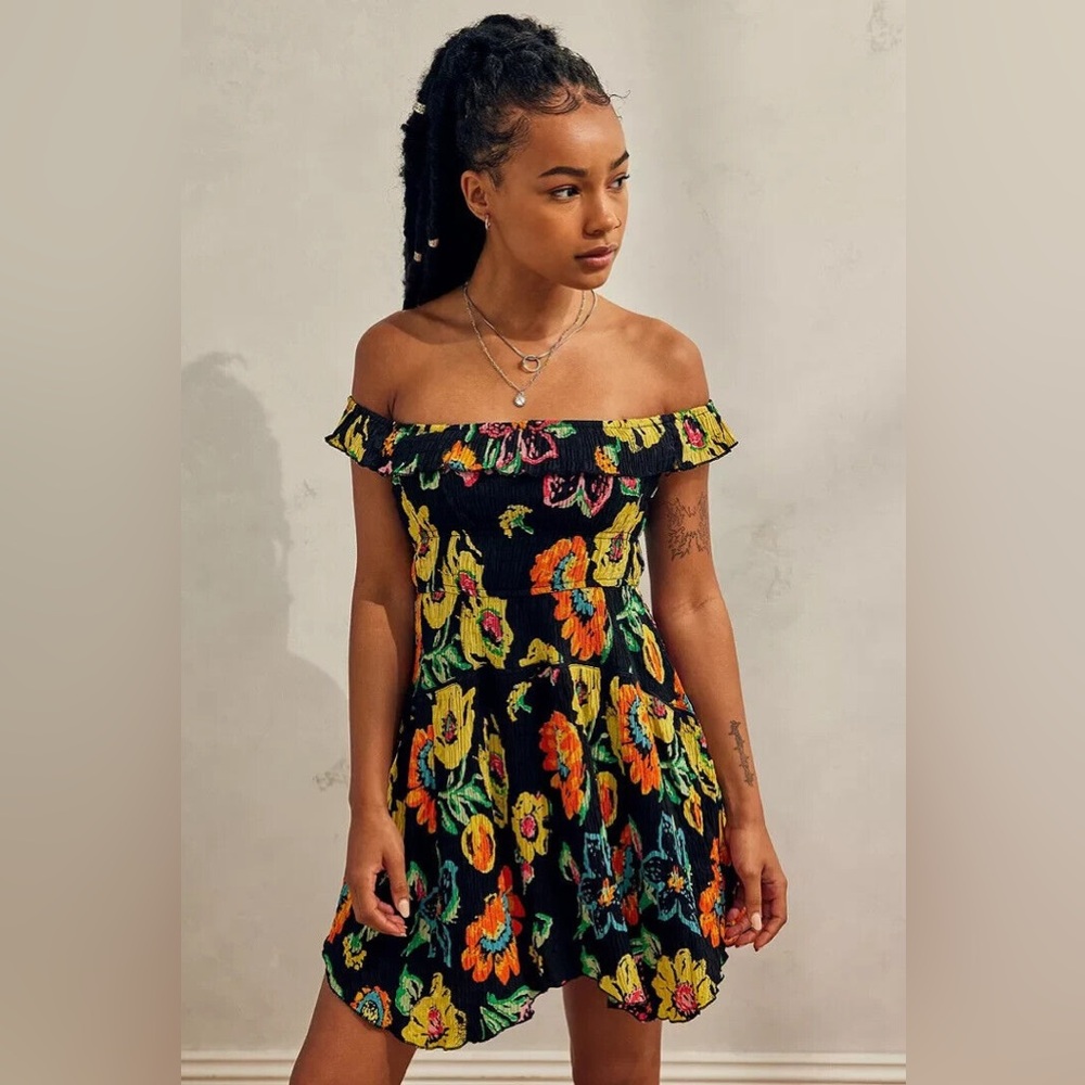 UO Aubrey Off-The-Shoulder Mini Dress M urban outfitters